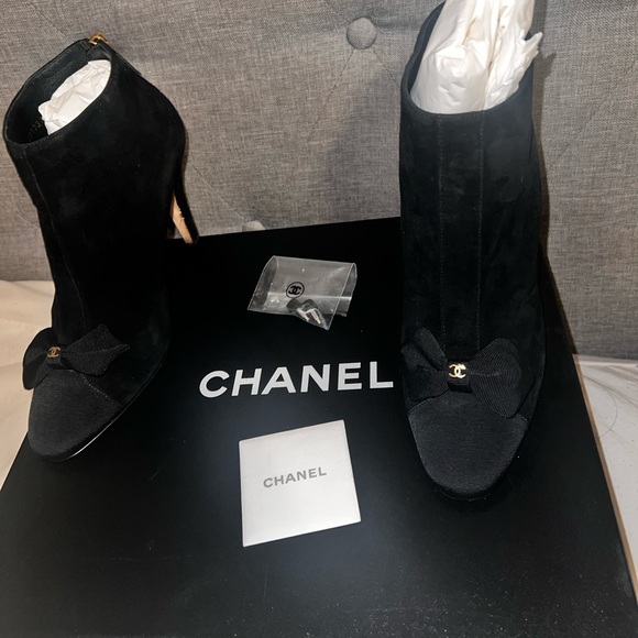 Chanel Swede Short Boots with bow - Picture 5 of 13